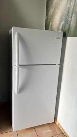 REFRIGERATOR FRIGIDAIRE 28”