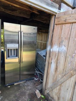 🥰Stainless steel🤑 whirlpool gold brand🎉Runs like brand new one😘 No issues with it🤩23 cu.ft.😄.Been cleaned inside and outside😎.Has all shelfs & 