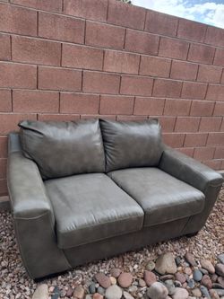 $80 like new love seat
