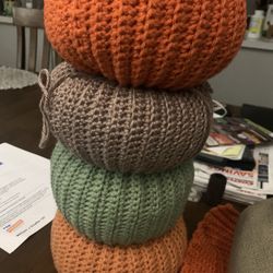 Pumpkins, different colors, different sizes