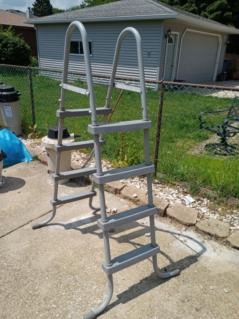Swimming Pool Ladder Goes Over A 4 Ft Swimming Pool $45