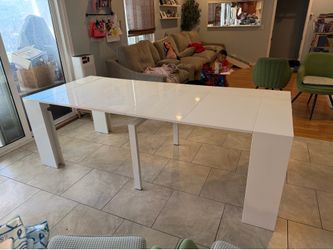 Adjustable Viral Dining Table
