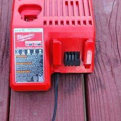 Milwaukee M18 & M12 Multi-Voltage Charger
