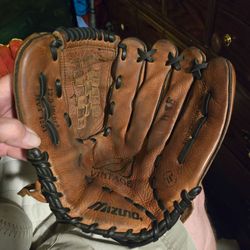 Mizuno Vintage model MVT 1251