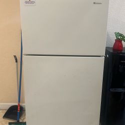 Americana 15.6 Cu. Ft. Top-Freezer Refrigerator