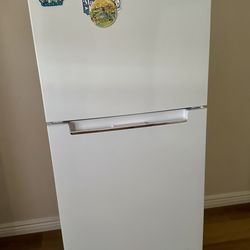 Apartment sized Magic Chef refrigerator 10cuft