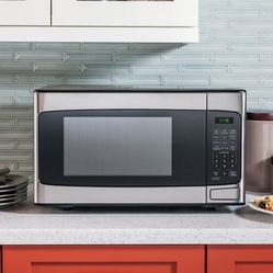GE Counter Top Microwave Oven / 1.1 Cu. Ft.