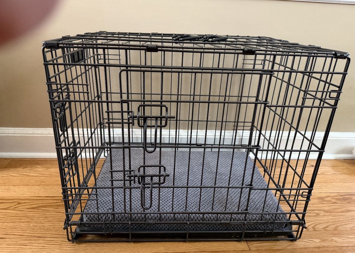 Petco Dog Crate With Padding And Extra Pad. 2 Door Openings and Divider