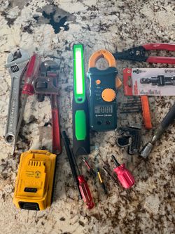 20 V Dewalt battery tester tools everything works Bondle  $50