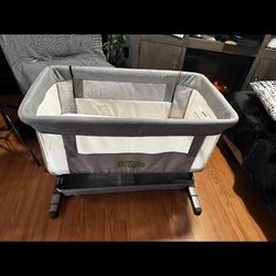 Baby Bedside Sleeper, Cosleeping Baby Bed with Adjustable Height, Extra Storage and Integrated Wheels. Bassinets for Newborn Babies