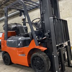 TOYOTA M7 forklift for sale 5500 lb ,3 Stage, Side Shift