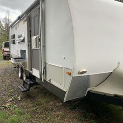 2008 Outback 24 Foot With A Rear Fiberglass Side Super Clean Condition