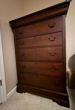 Beautiful Broyhill Dresser 5 Drawers