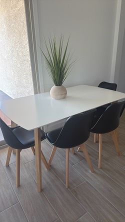 White Table with Wood Legs + 4 matching chairs