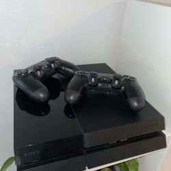 PS4 + 2 Controllers