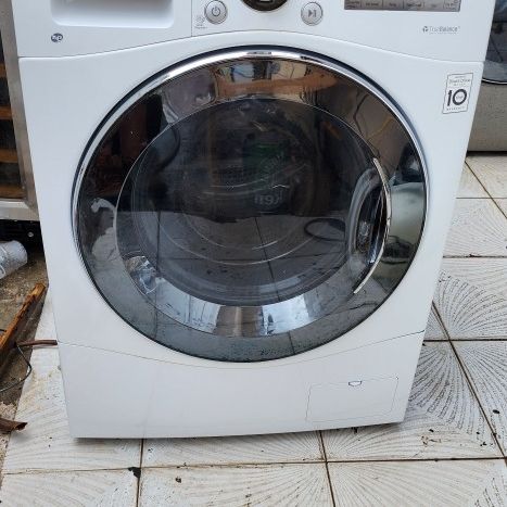 LG WASHER DRYER ALL IN ONE 24 INCHES 110 VOLT for Sale in Hialeah