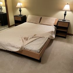 Queen Size W/mattress & Console 