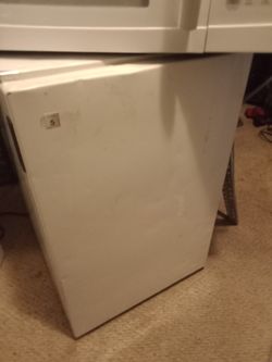 Kenmore White 5 Cu Ft Upright Freezer for Sale in Bonney Lake, WA - OfferUp