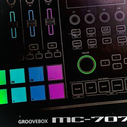 Roland Groovebox MC-707 Synthesizer Sampler/Sequencer
