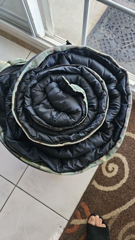 Sleeping Bag. Single, Broken Zipper But Very Warm, Great Price!!