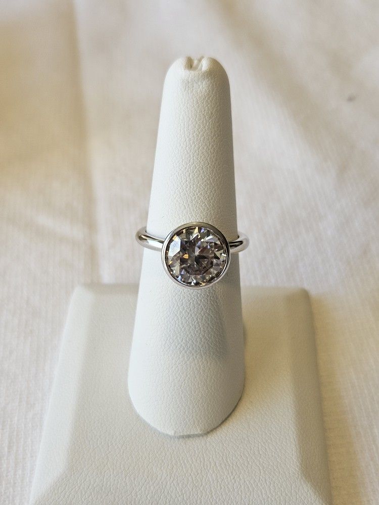 Julia B Moissanite White Hold Ring
