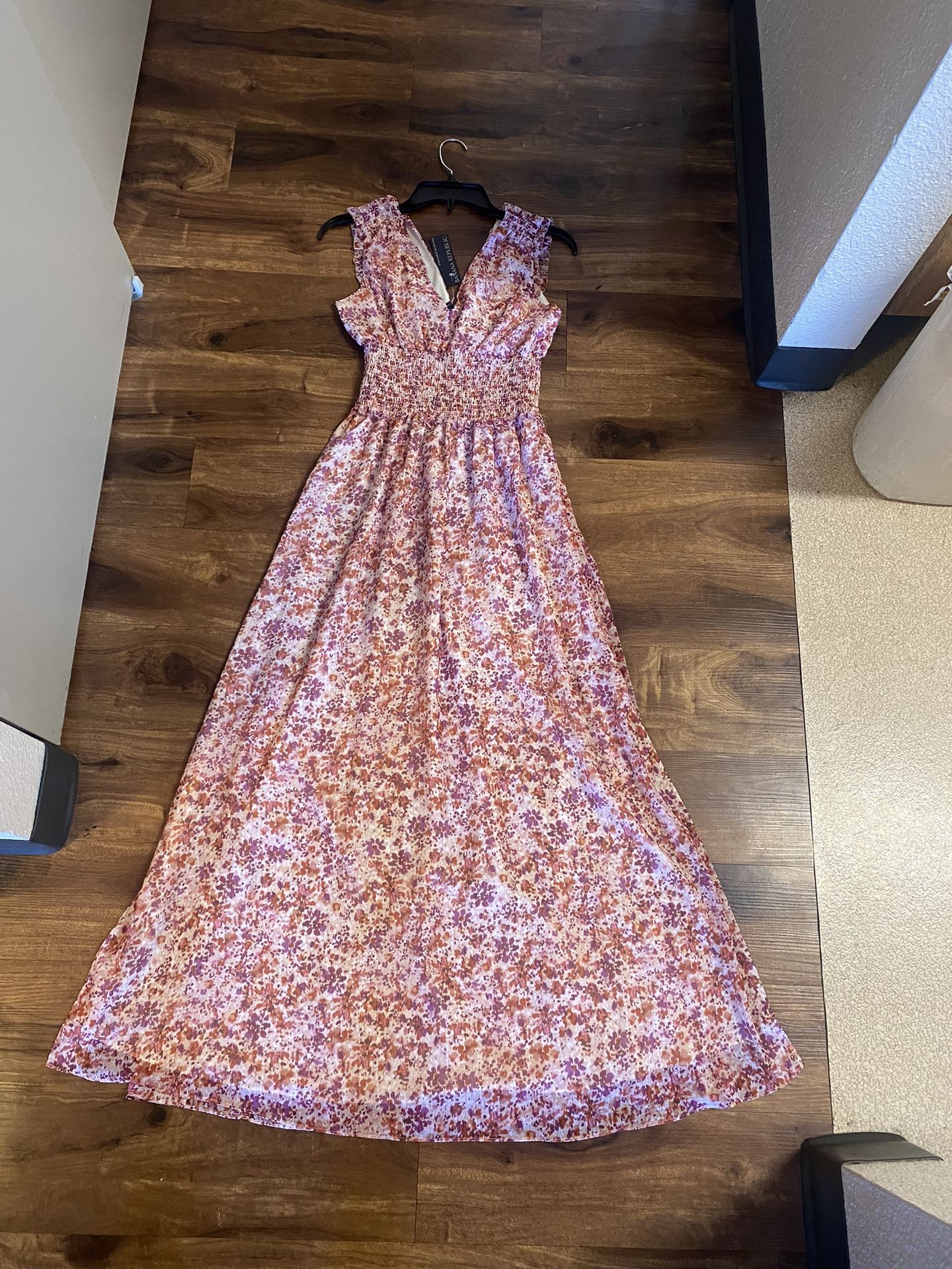 Brand New Woman’s Banana Republic brand Pink and Red Floral Dress Up For Sale 