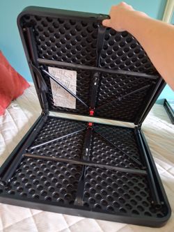 Folding table