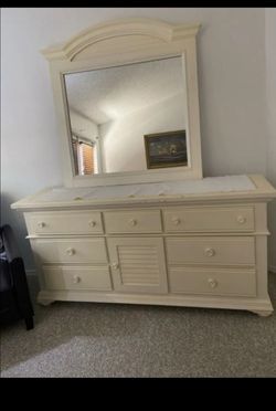 Broyhill 7-Drawer Dresser with Mirror