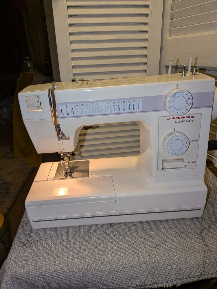 Janome Travel Mate Like New With Pedal