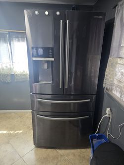 Samsung French Door Refrigerator with FlexZone Drawer - Black Stainless Steel