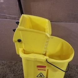 2 Rubbermaid Mop Buckets With Ringers