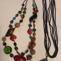 Full coordinated set featuring natural wooden beads in warm, earthy tones. Lightweight and easy to wear. Perfect for fall layers, casual outfits, or a