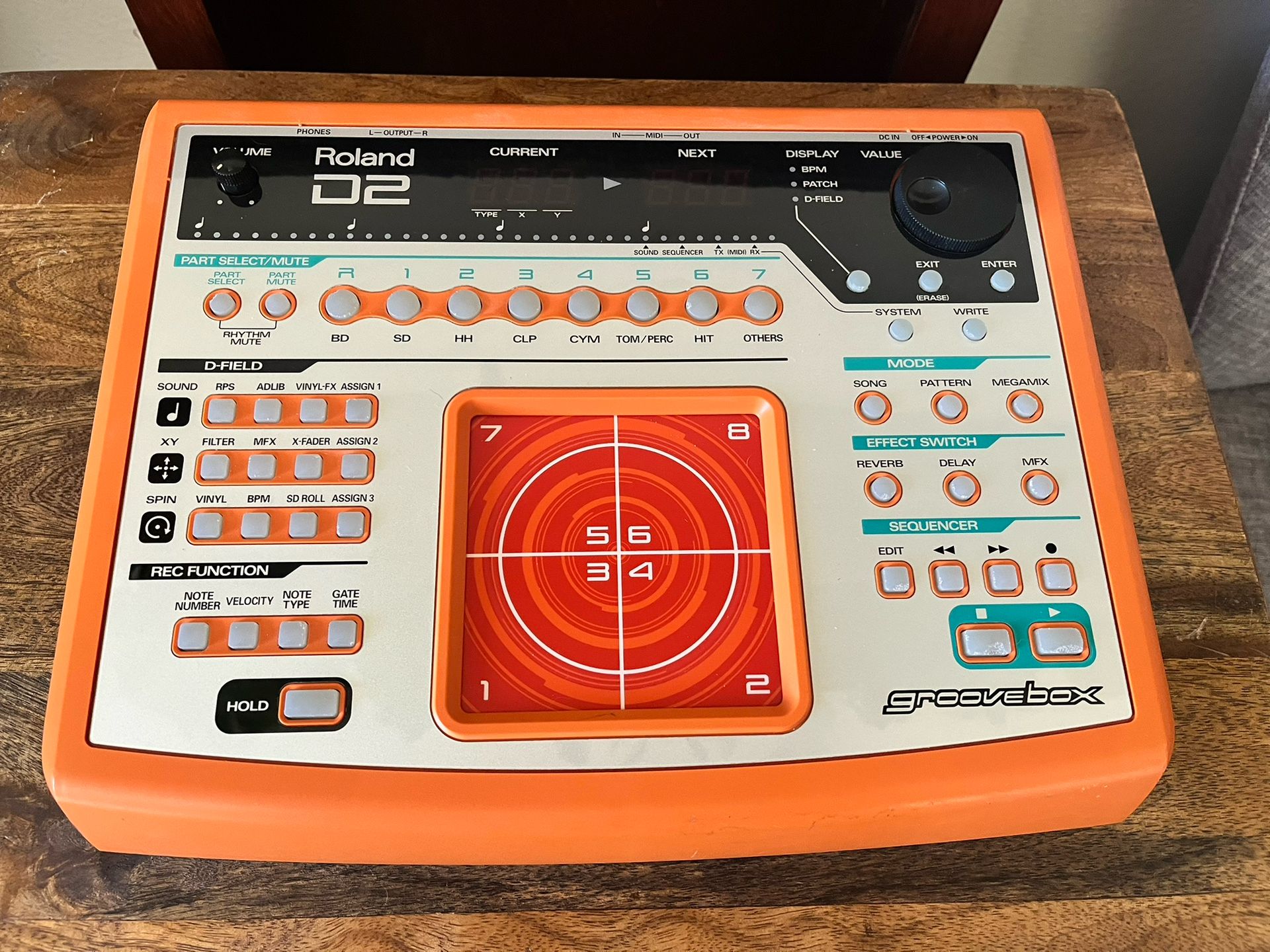 RARE Roland D2 Groovebox Synthesizer