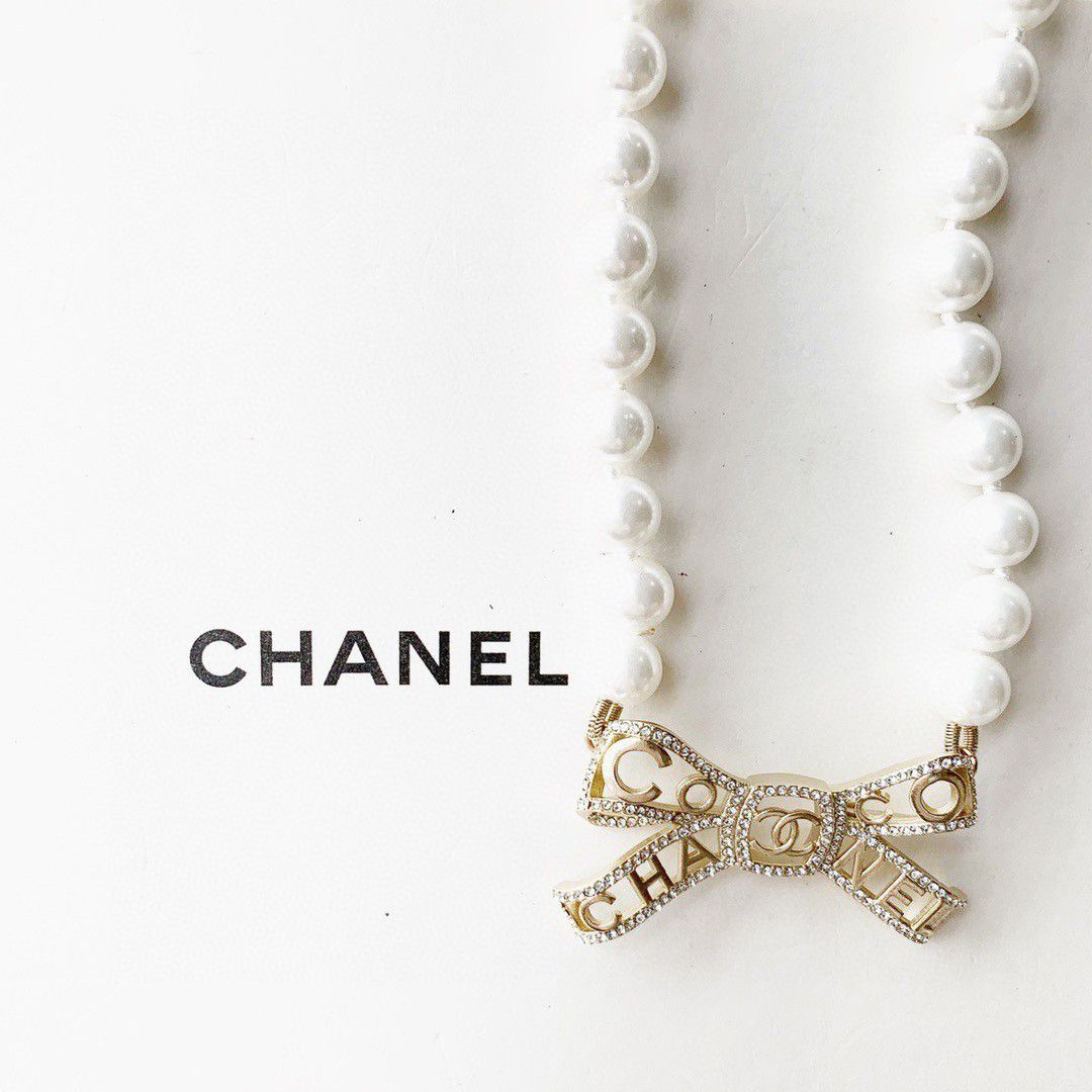 chanell pearl necklace