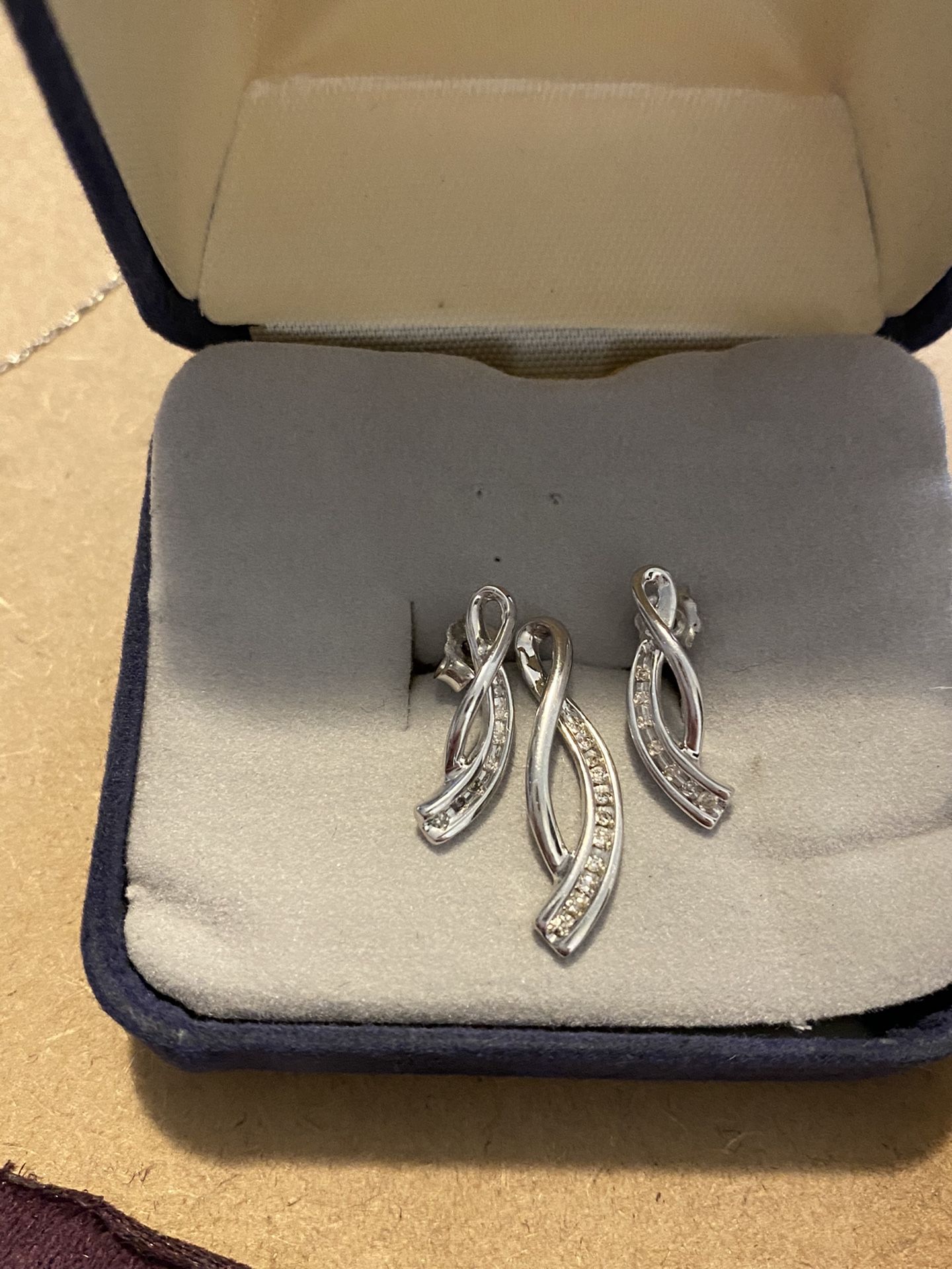 10k white gold diamonds earrings and pendant