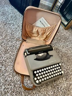 Working Skyriter Typewriter with Leather Travel Case