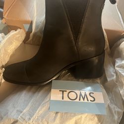 Woman Black Boots Size 8.5