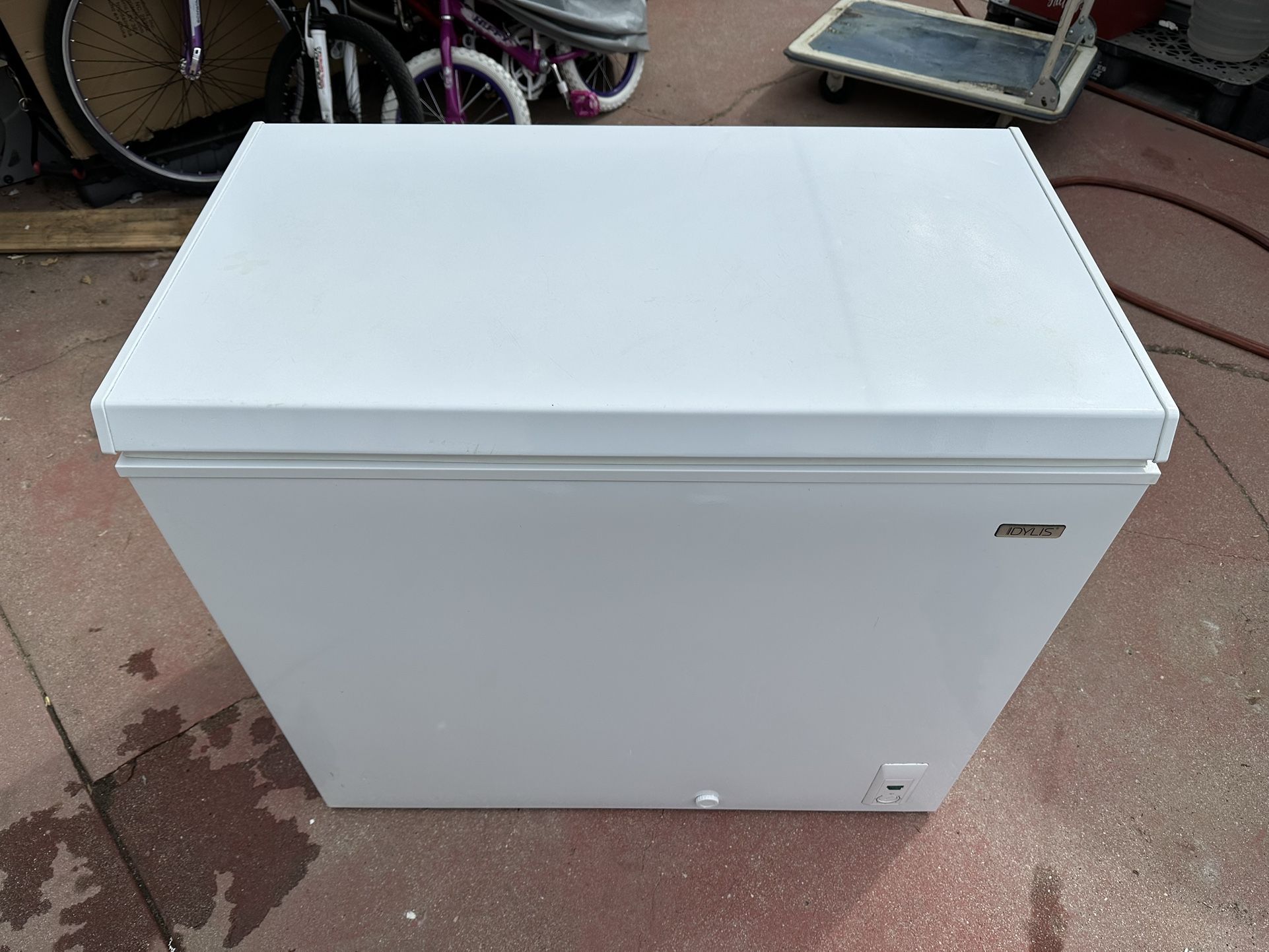 Idylis - 7.1 cu ft Manual Chest Freezer - White