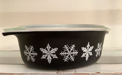 Pyrex Snowflake 1.5 Quart Casserole 