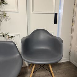 Set 2 Authentic Herman Miller Eames Molded Plastic Maple Dowel Leg Side Chair DWR