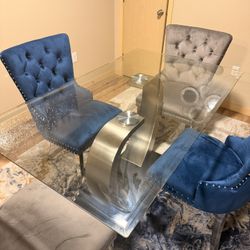 Dining Table with 4 Chairs – Barely Used