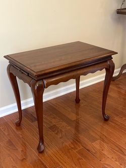 Queen Anne Style Tea Table With 2 Pull-Out Trays