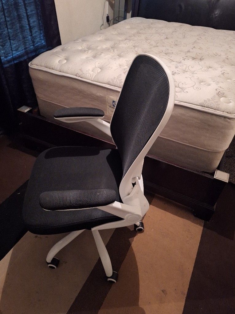 Brand New Black & White Office/Gaming Chair