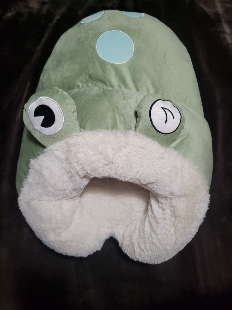 Brand New Extra Soft Frog Shaped Cat Bed With Non Slip Bottom! Very Plush! So cute! Never Used!