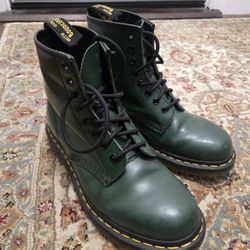 
Women's Size 8
Doc Martin Leather Lace Up Boots