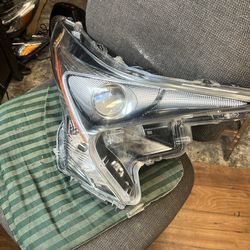 2016-18 TOYOTA  PRIUS  VIN  Right HEADLIGHT