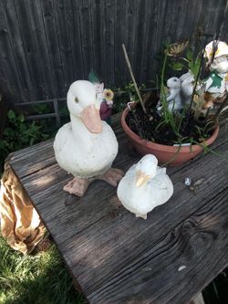 Garden decor Momma and baby duck