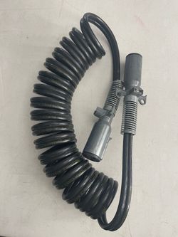 DURABLE 2-POLE AUXILIARY POWER CABLE  HAS 4 GAUGE WIRE. 100 DCA MAX COULED DESIGN