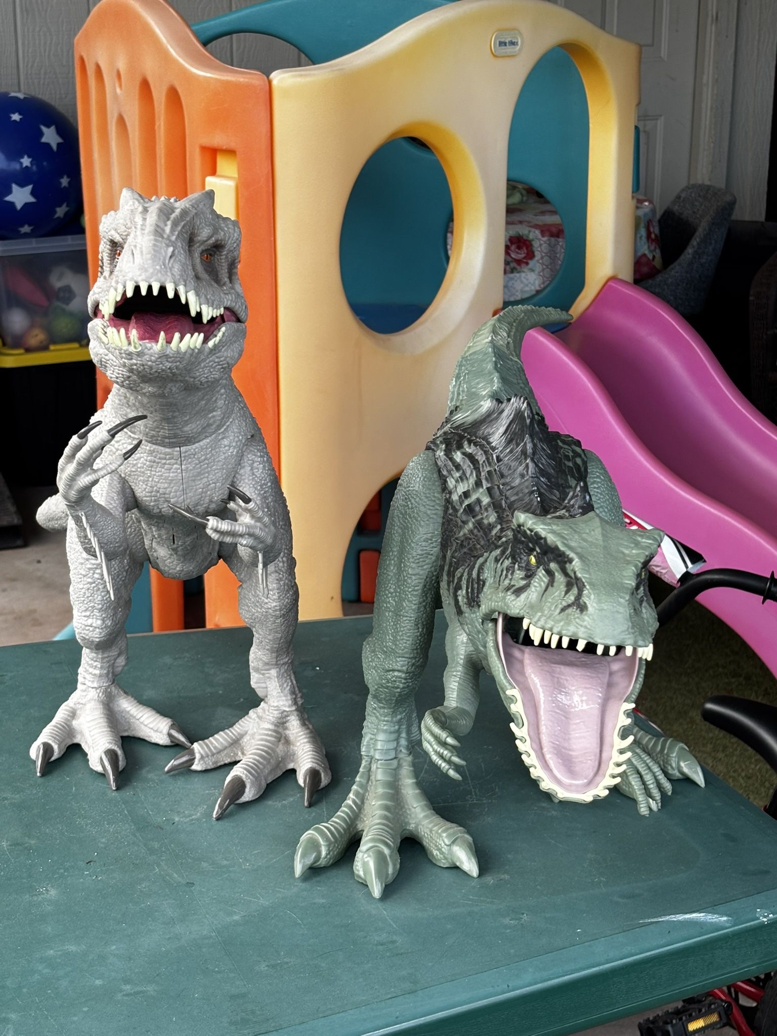 Jurassic World Dominion Super Colossal Giganotosaurus  And Jurassic World Super Colossal Indominus Rex 