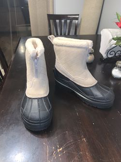 Woman’s new snow boots size 8
